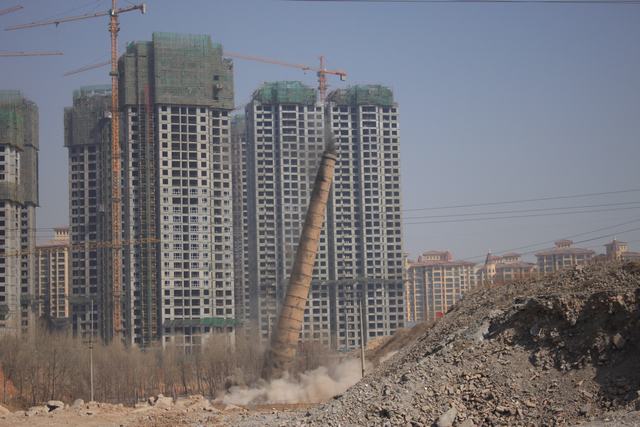 青海6732顶级游戏娱乐爆破技术服务有限公司51米烟囱拆除爆破工程圆满成功