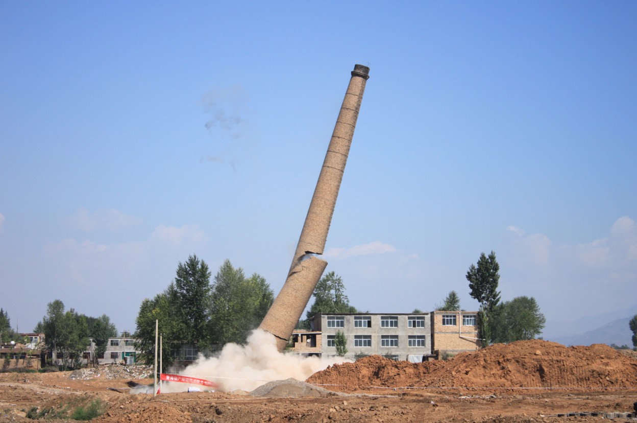 青海6732顶级游戏娱乐爆破技术服务有限公司北川工业园区49米烟囱拆除爆破圆满成功